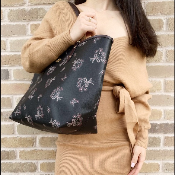 👜💕NWT Coach Reversible Tote  Floral - Picture 4 of 7